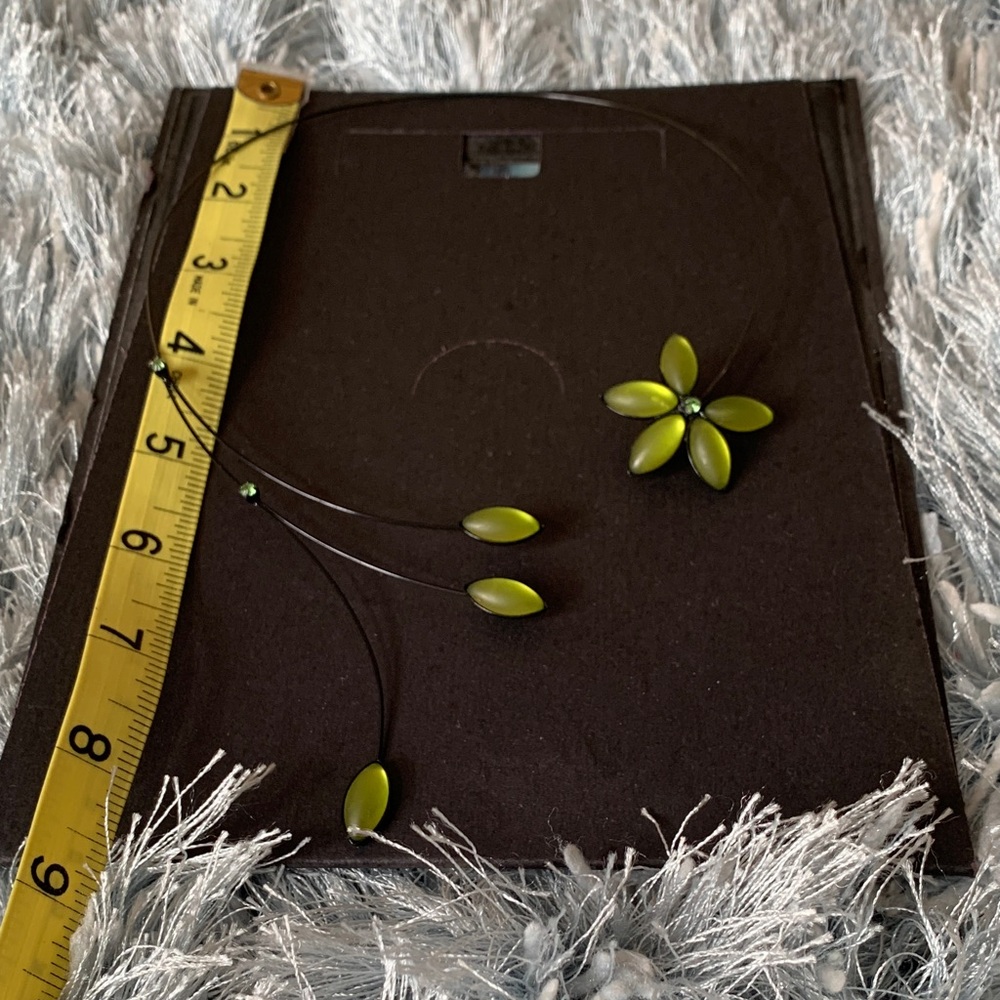 Elegant Black Necklace with Green Accents - Picture 3 of 7